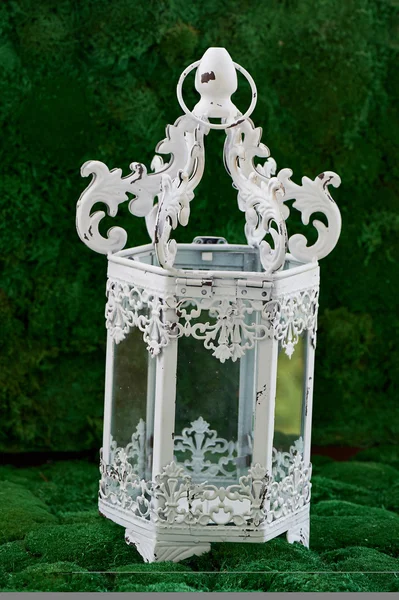 Білий кований ліхтар зі склом для свічки, фон моху — стокове фото