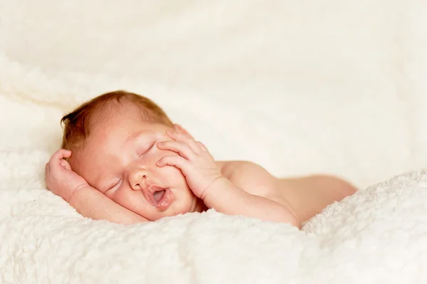 El bebé, recién nacido, se acuesta en el cuadros y duerme, maneja a la persona —  Fotos de Stock