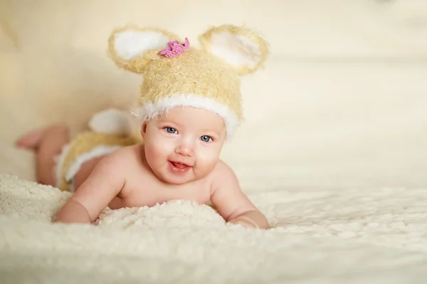Pequeño bebé recién nacido con una ligera manta esponjosa en sombrero lindo —  Fotos de Stock