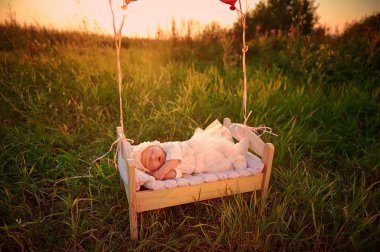 Minik Bebek dantel kaporta onun beşiğinde uyuyor
