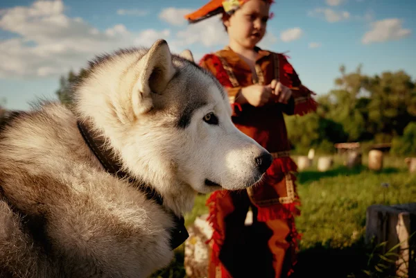허스키 강아지와 붉은 양복 인도 연극에서 어린 소년. — 스톡 사진