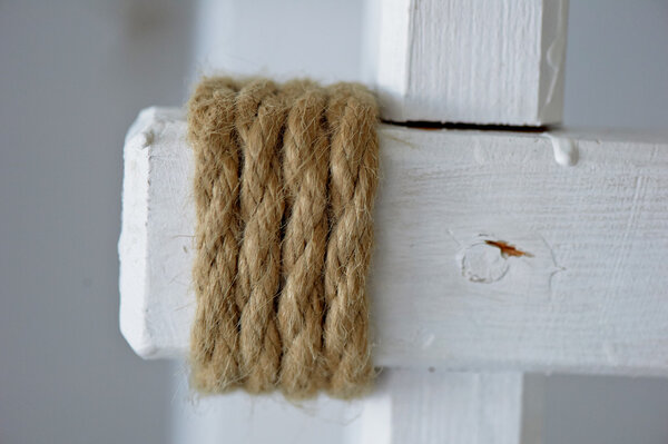 Верёвка обмотана вокруг белого опорного кресла
