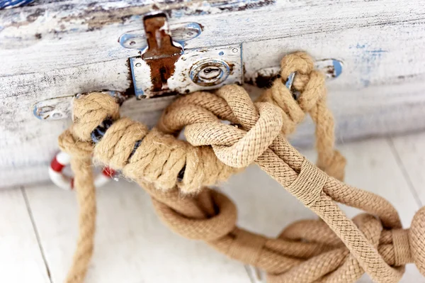 Koffer im Navy-Stil, mit Seil in einem Knoten gebunden — Stockfoto