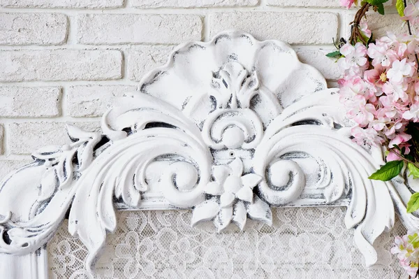 Cornice in legno intagliato con bel modello, verniciato bianco, colori — Foto Stock