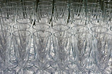 Doku ve arka plan boş şampanya bardakları, şarap bir sürü. En baştan görüntülemek