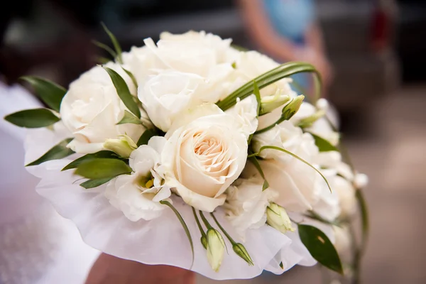 White wedding Bridal bouquet of cream roses, intertwined with grass — Stock Photo, Image