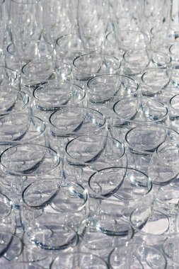 Doku ve arka plan boş şampanya bardakları, şarap bir sürü. En baştan görüntülemek