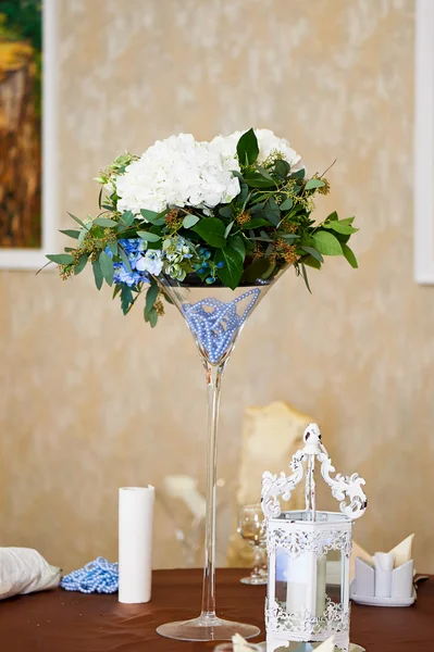 Tafeldecoratie bruiloft. Bloemen. Hortensia, blauwe kralen glas Martini — Stockfoto