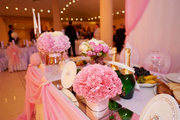 Decoração de mesa de casamento recém-casados decorados com peônias rosa . — Fotografia de Stock