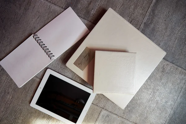 Photobook in bright leather, a tablet and  notebook. Working creative space — Stock Photo, Image