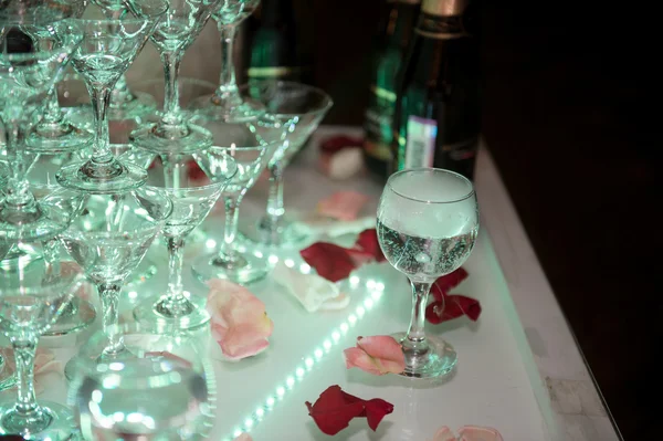 Свадебное украшение. Слайд с шампанским, подсвеченный разными цветами — стоковое фото