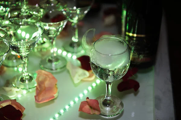Svatební dekorace. Snímek se šampaňským, zvýrazněny různými barvami — Stock fotografie
