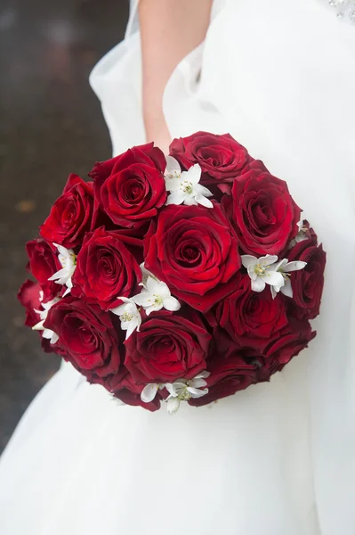 婚礼新娘捧花的红玫瑰和白花. — 图库照片