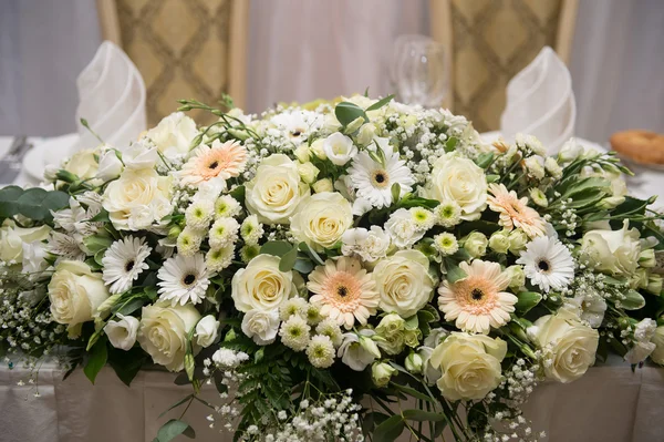 Dekorace na svatební stůl. Růže sedmikrásky bílá krém. — Stock fotografie