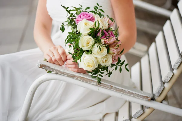 婚礼在新娘手中的花束。微妙的颜色。白色，奶油玫瑰 — 图库照片