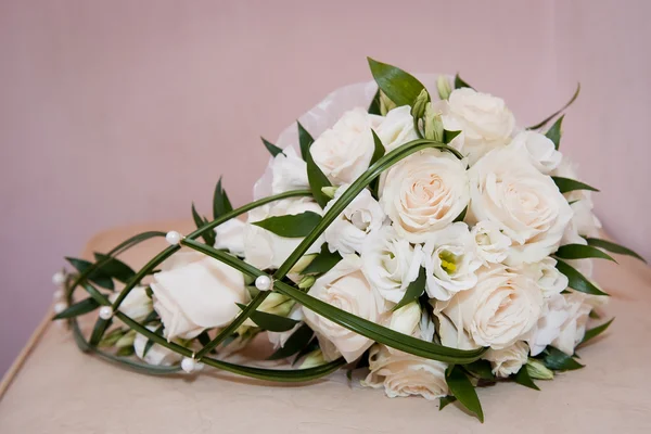 Casamento branco Buquê nupcial de rosas creme, amarrado com grama, pérolas peroladas no fundo claro — Fotografia de Stock