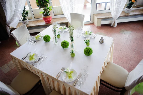 Wedding table decoration in white and green colors. floristry. Fresh mix — Stock Photo, Image