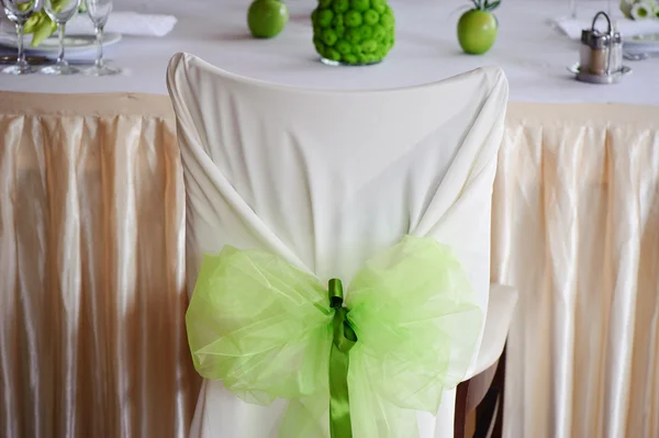 結婚式の白と緑の色のテーブル デコレーション。フローリスト。新鮮なミックス. — ストック写真