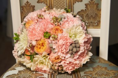 Düğün buketi klasik yuvarlak şekil Şakayık gül. floristik