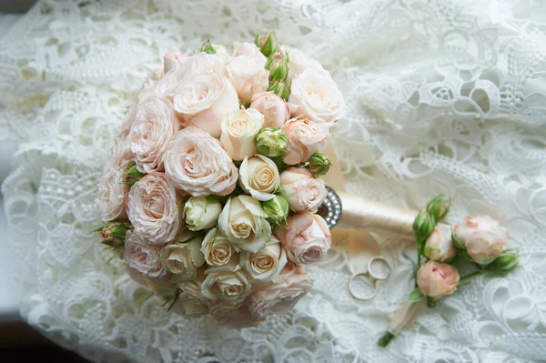 Ramo de boda clásico redondo forma de rosas de peonía. floristería — Foto de Stock