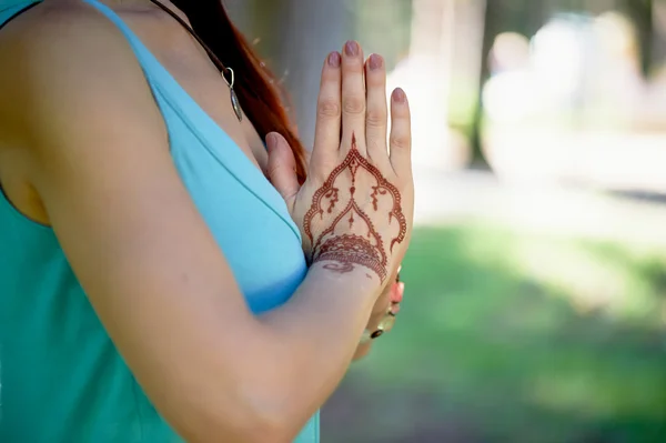 Yoga à la main avec henné brun mehendi. Harmonie — Photo