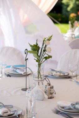 bir deniz teması beyaz mavi düğün dekorasyon.