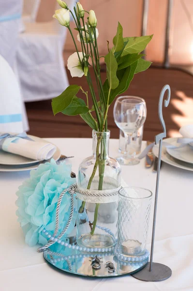 Svatební dekorace v bílé modři v námořnické tématické. — Stock fotografie