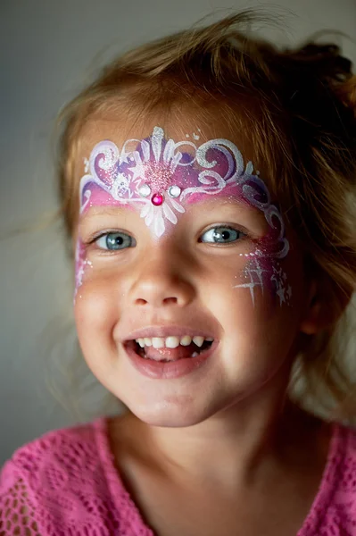 Bastante emocionante chica de ojos azules de 2 años con una pintura de la cara —  Fotos de Stock