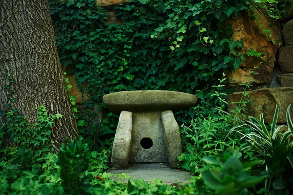 Petite figure d'un dolmen dans les fourrés verts. Symbole — Photo