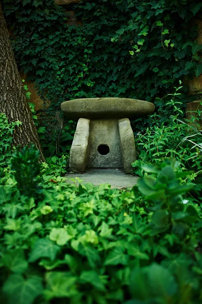 Liten figur av en dolmen i de gröna snår. Symbol — Stockfoto