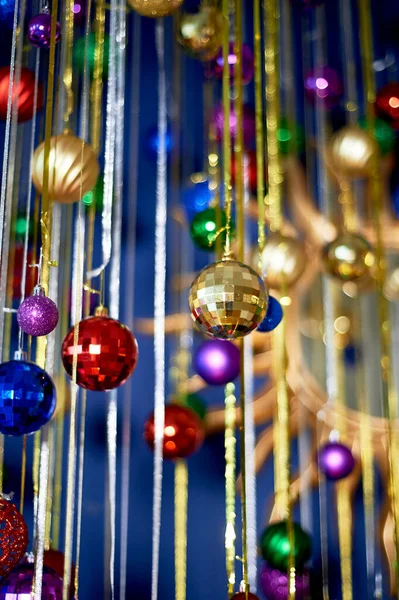 Ano Novo guirlanda de bolas e chuva contra a parede azul. Cores festivas brilhantes.Celebrando o ano novo. — Fotografia de Stock
