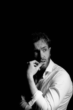 Karanlık bir geçmişi olan bir adam. Kırpılmış gözlerle. Zor bir gelecek düşüncesiyle..