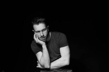 Siyah bir geçmişi olan bir adam. İktidarsızlık hissi, umutsuz durum, tuzak..