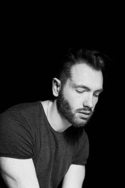 Geçmişi karanlık bir adamın portresi. Görünüşü çerçevede yok. Dikey.