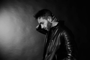 Siyah arka planda bir adam. Umutsuz durum hissi, tuzak..