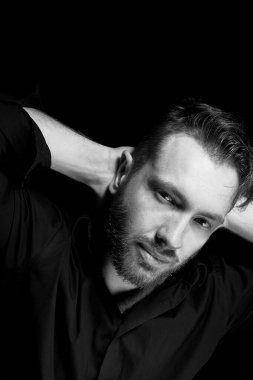 Siyah bir geçmişi olan çekici bir adam. Flört dolu bir bakış. Flört..