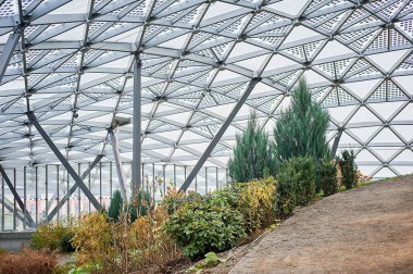 Kubbenin altındaki bahçe. Sonbahar resimleri. Şehir Parkı.