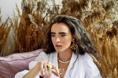 Kıvırcık saçlı güzel bir kızın portresi. Güzellik, moda ve tarz..