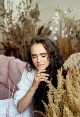 Kalın kaşlı güzel bir kız, mısır gevreği suratlı. Aşağı bir bakış. Moda ve tarz.