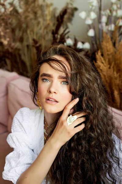 Retrato de una hermosa chica con el pelo rizado. Belleza, moda y estilo. — Foto de Stock