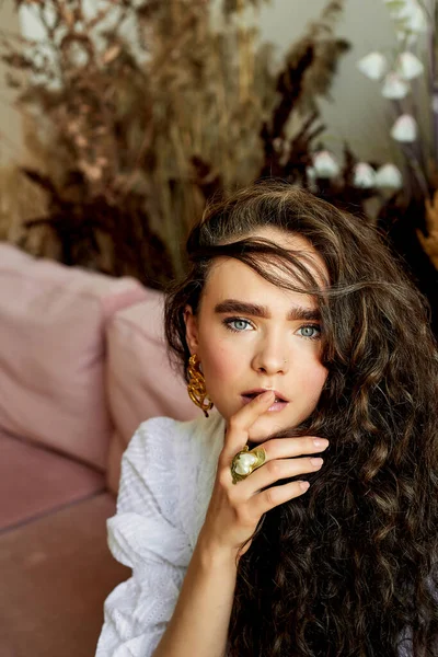 Retrato de una hermosa chica con el pelo rizado. Belleza, moda y estilo. — Foto de Stock