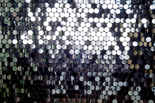 Texture, wall with round silver sequins. The atmosphere of glamour. — Fotografia de Stock