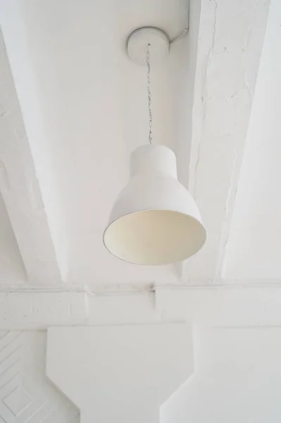 Білий металевий плафон на стелі. Світлий інтер'єр, стиль лофт . — стокове фото