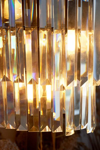 Lampadaire rétro avec pendentifs en verre. macro. Lumière chaude jaune. Design d'intérieur. — Photo