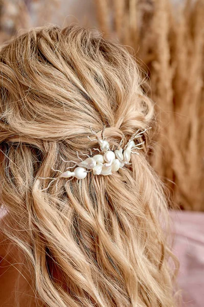 The brides hair, hairdressing. Blonde with curly hair. — Stock Photo, Image