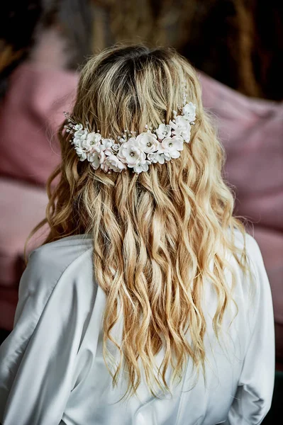 Cabelo das noivas, cabeleireiro. Loira com cabelo encaracolado. Imagens Royalty-Free