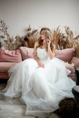 Moda gelinliği giymiş zarif bir gelinin portresi.