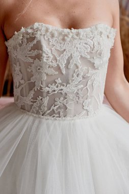 Beyaz gelinlikli güzel bir kadın. Genç bir gelinin düğün sabahı. Yüzü olmayan.