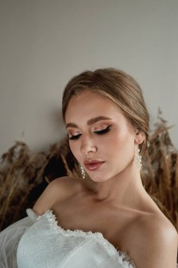 Mükemmel koyu tenli ve profesyonel makyajlı sofistike bir gelin. lux.
