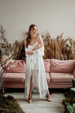 Gelinin sabahı. Beyaz penisli güzel bir kız, bağcıklı ve bornozlu. Pembe kanepeli ve mısır gevrekli bir oda. Estetik.